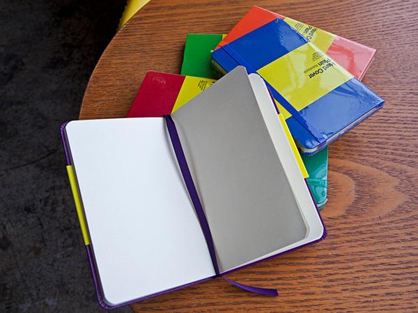 Cuaderno tipo Moleskine, tapa dura, 80 página rayadas, cierre con banda elástica 