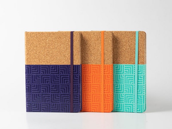 Cuaderno tipo Moleskine, tapa cosida de poliuretano termoplástico y cuero de corcho, 80 páginas rayadas