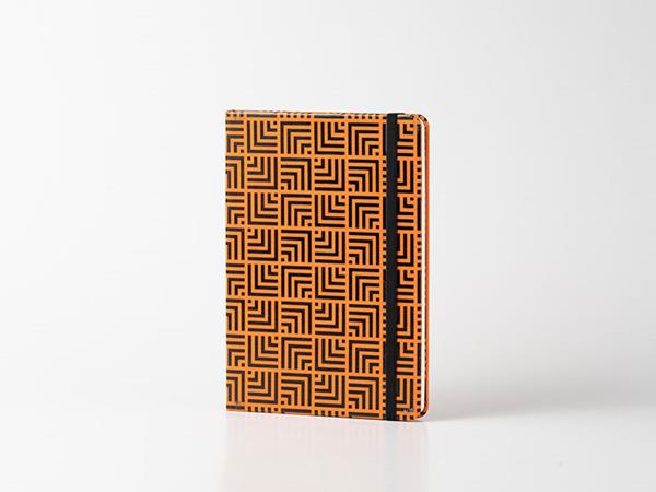 Cuaderno tipo Moleskine, 80 páginas cuadriculadas, cierre con banda elástica