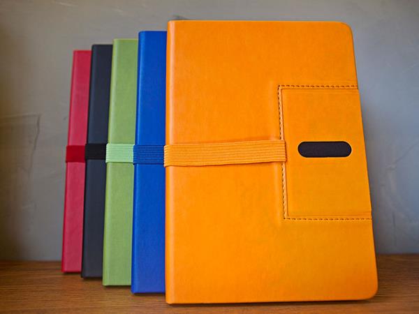 Cuaderno tipo Moleskine, 120 páginas punteadas, con estuche para tarjetas