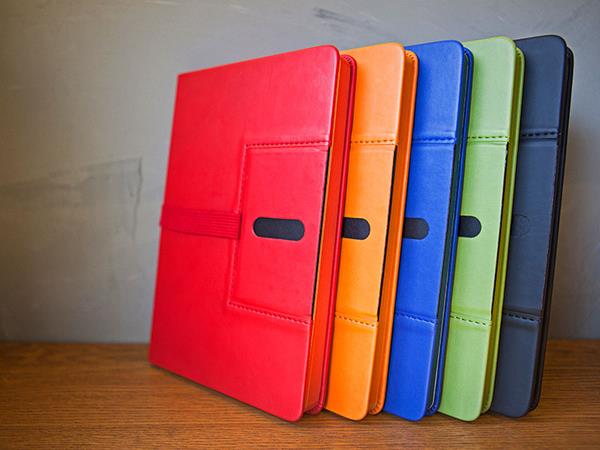 Cuaderno tipo Moleskine, 120 páginas punteadas, con estuche para tarjetas