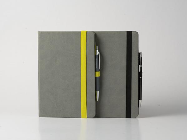 Cuaderno de cuero tipo Moleskine, cierre con banda elástica, con accesorio para colocar lapiceros