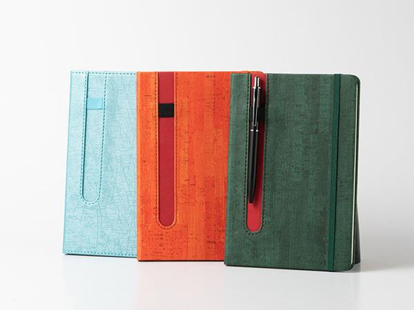 Cuaderno tipo Moleskine, 80 páginas rayadas, accesorio para colocar lapicero 