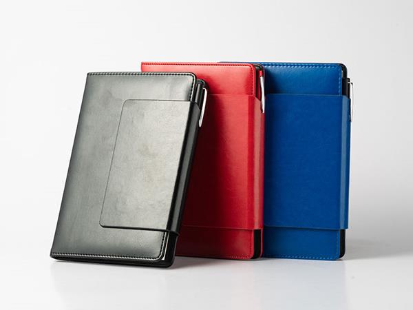 Cuaderno de cuero sintético con hebilla magnética, penholder, accesorio para colocar lapicero, 80 páginas punteadas