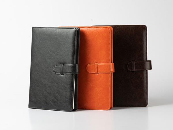 Cuaderno de cuero sintético en color naranja/negro, hebilla magnética, 80 páginas cuadriculadas  