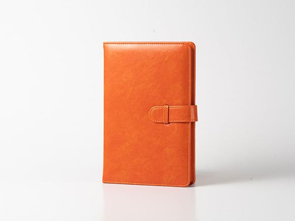 Cuaderno de cuero sintético en color naranja/negro, hebilla magnética, 80 páginas cuadriculadas  