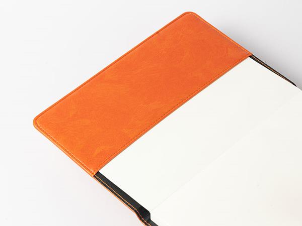 Cuaderno de cuero sintético en color naranja/negro, hebilla magnética, 80 páginas cuadriculadas  