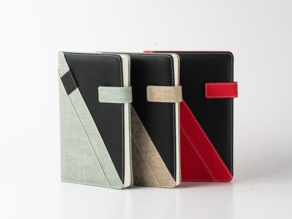 Cuaderno de cuero sintético con hebilla magnética, accesorio para colocar lapiceros, tapa bicolor, 80 páginas punteadas