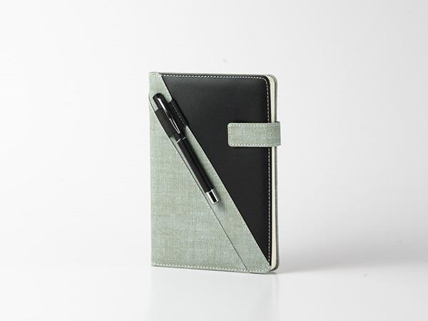 Cuaderno de cuero sintético con hebilla magnética, accesorio para colocar lapiceros, tapa bicolor, 80 páginas punteadas