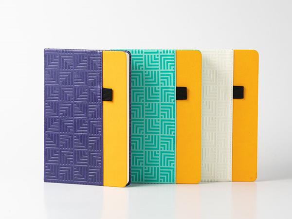 Cuadernos de cuero de dos colores en contraste, accesorio porta lapicero, 80 páginas rayadas